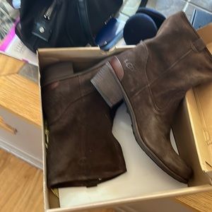 Brand new with box size 10 Uggs style Penelope.